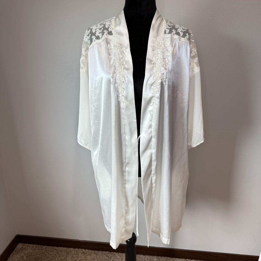 Dentelle White Satin & Lace Short Robe – Size Large